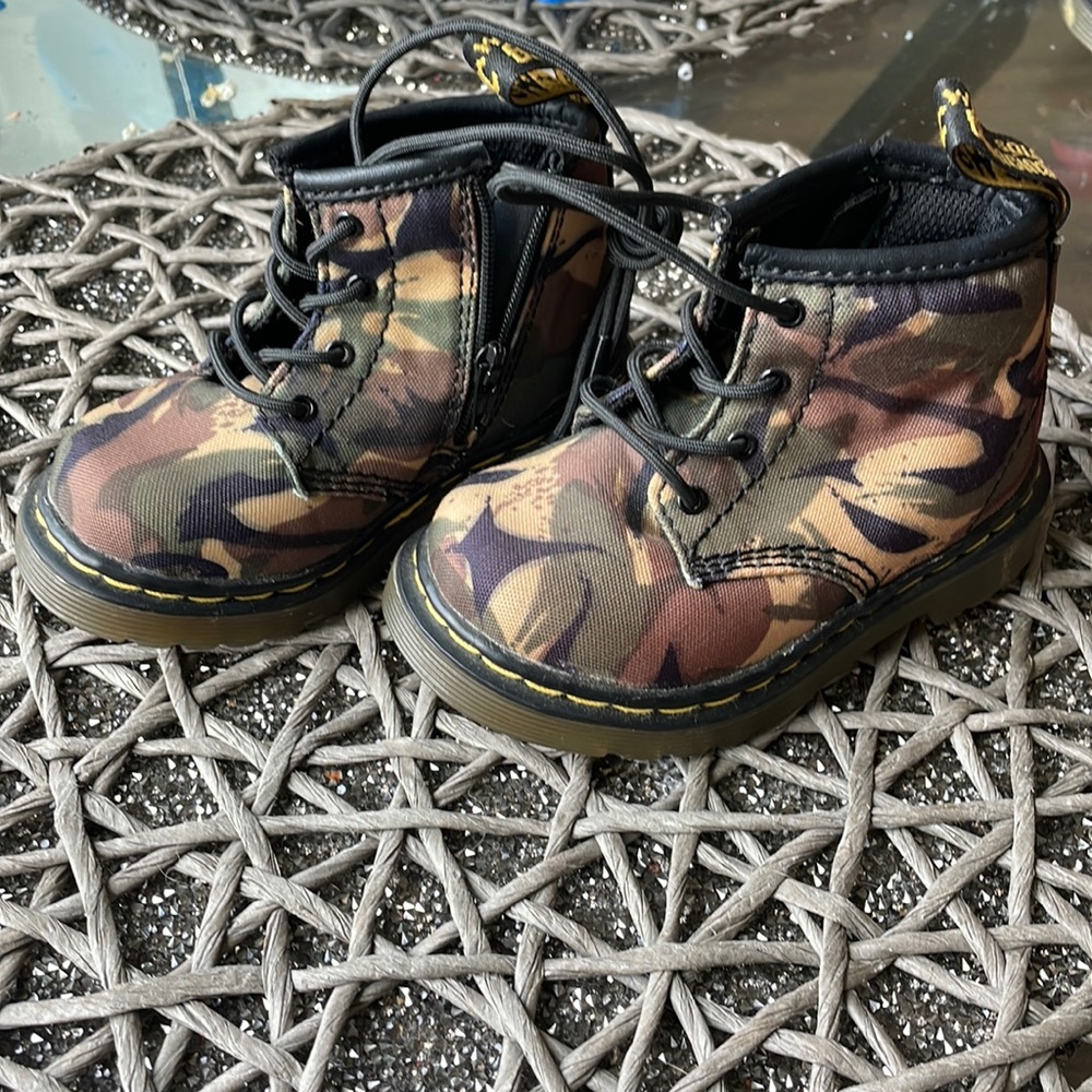 Baby camouflage dr. Martens airwair in size us 5 uk 4